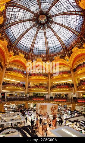 Geografia / viaggio, Francia, Parigi, le famose Galeries Lafayette in, un grande magazzino di moda a 10 piani iniziato nel 1893 b, No-Turismo-Pubblicità-uso Foto Stock