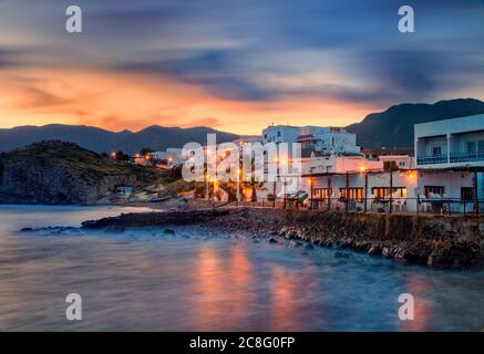 Geografia / viaggio, Spagna, vento potente crea un movimento drammatico nel cielo su un villaggio di pescatori a Cabo de Gata i, No-Turismo-Pubblicità-uso Foto Stock