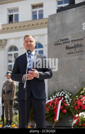 Varsavia, Mazoviano, Polonia. 24 luglio 2020. Centesimo anniversario della fondazione del Governo della Difesa Nazionale. Il Presidente della Repubblica di Polonia, accompagnato DA un Gruppo di parlamentari, ha deposto le corone al WINCENTY WITOS Monument.in la foto: ANDRZEJ DUDA, Credit: Hubert Mathis/ZUMA Wire/Alamy Live News Foto Stock