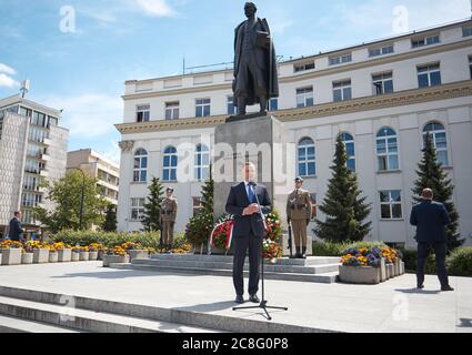 Varsavia, Mazoviano, Polonia. 24 luglio 2020. Centesimo anniversario della fondazione del Governo della Difesa Nazionale. Il Presidente della Repubblica di Polonia, accompagnato DA un Gruppo di parlamentari, ha deposto le corone al WINCENTY WITOS Monument.in la foto: ANDRZEJ DUDA, Credit: Hubert Mathis/ZUMA Wire/Alamy Live News Foto Stock