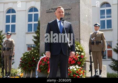 Varsavia, Mazoviano, Polonia. 24 luglio 2020. Centesimo anniversario della fondazione del Governo della Difesa Nazionale. Il Presidente della Repubblica di Polonia, accompagnato DA un Gruppo di parlamentari, ha deposto le corone al WINCENTY WITOS Monument.in la foto: ANDRZEJ DUDA, Credit: Hubert Mathis/ZUMA Wire/Alamy Live News Foto Stock