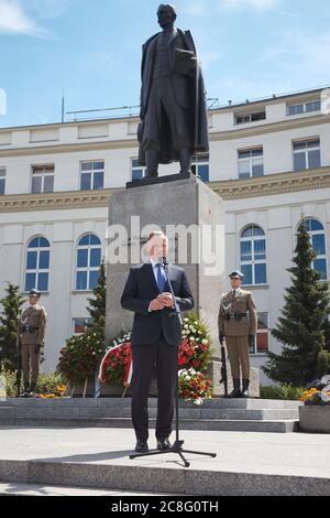 Varsavia, Mazoviano, Polonia. 24 luglio 2020. Centesimo anniversario della fondazione del Governo della Difesa Nazionale. Il Presidente della Repubblica di Polonia, accompagnato DA un Gruppo di parlamentari, ha deposto le corone al WINCENTY WITOS Monument.in la foto: ANDRZEJ DUDA, Credit: Hubert Mathis/ZUMA Wire/Alamy Live News Foto Stock