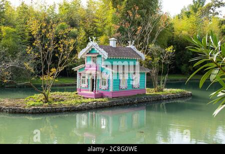 Russia, Sochi, ottobre 2019: Casa su un'isola nel mezzo del lago Foto Stock