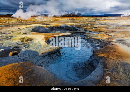 Geografia / viaggio, Islanda, pozzanghere blu di fango bollire sotto l'intenso calore vulcanico di Namafjall, Hverir nell'est di , No-Turismo-Pubblicità-uso Foto Stock