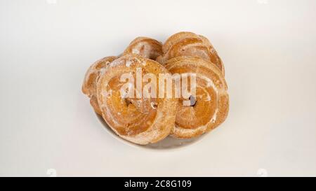 Torte alla crema con formaggio di cottage. Cottura su un piatto su fondo bianco, dolci deliziosi. Foto Stock