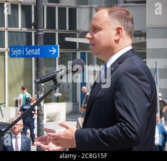 Varsavia, Mazoviano, Polonia. 24 luglio 2020. Centesimo anniversario della fondazione del Governo della Difesa Nazionale. Il Presidente della Repubblica di Polonia, accompagnato DA un Gruppo di parlamentari, ha deposto le corone al WINCENTY WITOS Monument.in la foto: ANDRZEJ DUDA, Credit: Hubert Mathis/ZUMA Wire/Alamy Live News Foto Stock