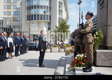 Varsavia, Mazoviano, Polonia. 24 luglio 2020. Centesimo anniversario della fondazione del Governo della Difesa Nazionale. Il Presidente della Repubblica di Polonia, accompagnato DA un Gruppo di parlamentari, ha deposto le corone al WINCENTY WITOS Monument.in la foto: ANDRZEJ DUDA, Credit: Hubert Mathis/ZUMA Wire/Alamy Live News Foto Stock