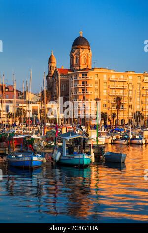 Geografia / viaggio, Francia, Provenza-Alpi-Costa Azzurra, UN porto a Saint Raphael riflette la luce della sera, dando il , No-Turismo-Pubblicità-uso Foto Stock