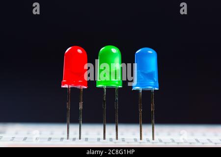 Diodi LED rossi, verdi e blu su sfondo scuro Foto stock - Alamy