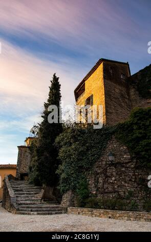 Geografia / viaggio, Francia, Provenza-Alpi-Costa Azzurra, il castello di Seillans cattura la prima della mattina luce del sole duri, No-Turismo-uso-Pubblicità Foto Stock