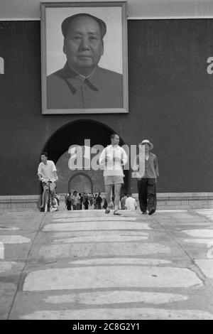 Pechino, Cina. 30 giugno 2020. Passers-by cinese a piedi attraverso una piazza, un ritratto di Mao TSE Tung, 26 luglio 1972 | utilizzo in tutto il mondo Credit: dpa/Alamy Live News Foto Stock