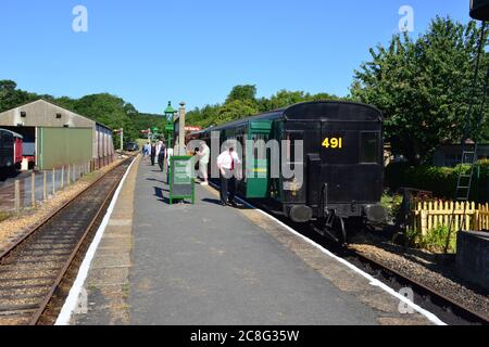 I passeggeri che si ferradano su un treno alla stazione di Haven nell'Isola di Wight. Foto Stock