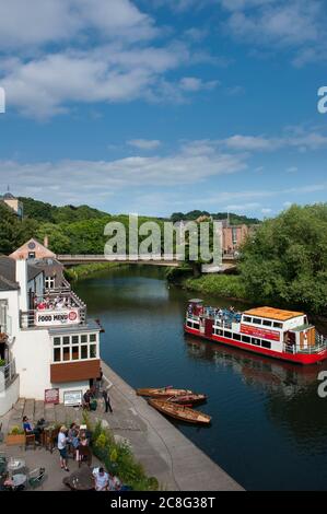 River Cruiser passingIl pub Boathouse sulle rive del fiume Wear nella città caudrale di Durham, contea di Durham, Inghilterra. Foto Stock