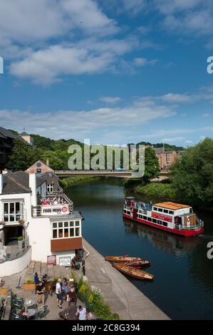 River Cruiser passingIl pub Boathouse sulle rive del fiume Wear nella città caudrale di Durham, contea di Durham, Inghilterra. Foto Stock