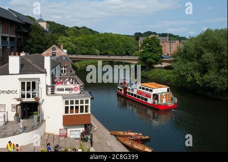 River Cruiser passingIl pub Boathouse sulle rive del fiume Wear nella città caudrale di Durham, contea di Durham, Inghilterra. Foto Stock