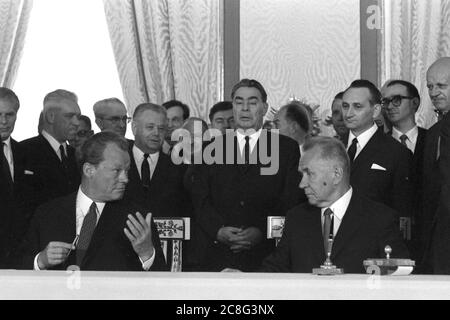 Firma del trattato di Mosca il Cancelliere federale Willy BRANDT (FRG, D, fronte sinistra) e il primo Ministro sovietico Alexei Nikolajewitsch KOSSYGIN (URSS, fronte destra) firmano il trattato di Mosca sulla non violenza e la cooperazione tra la Repubblica federale di Germania e l'Unione Sovietica; Il portavoce del governo Conrad 'Conny' AHLERS (FRG, a sinistra dietro Brandt), Segretario Generale (Segretario Generale) della CPSU Leonid Iljitsch BRESCHNEW (URSS, mi.) e Segretario di Stato Egon BAHR (FRG, a destra dietro Kosygin); formato Paesaggio; quadro in bianco e nero, il 12 agosto 1970 nel Kath Foto Stock