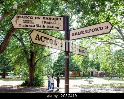 Cartello per le aree locali da Haven Green a Ealing, West London Foto Stock