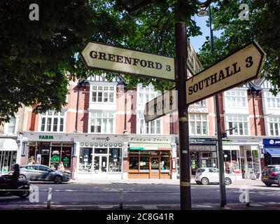 Firma posta e negozi locali da Haven Green a Ealing, West London Foto Stock