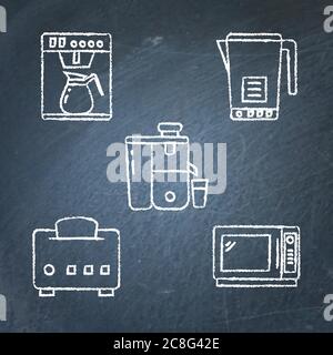 Collezione di icone di gadget smart per la cucina con lavagna. Simboli di schizzo impostati sulla lavagna. Macchina per il caffè, tostapane intelligente, forno a microonde, centrifuga e bollitore. Illustrazione Vettoriale