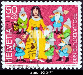 SVIZZERA - CIRCA 1985: Un francobollo stampato in Svizzera dal numero 'Pro Juventute - Fairy Tales' mostra Snow White e i sette Nani. Foto Stock