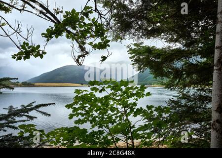 Guardando a sud-est attraverso il lago di acqua di mare Loch Leven a Ballachulish e distante Glencoe Foto Stock
