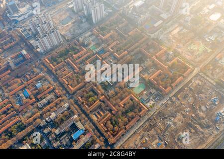 Vista dall'alto di Wuhan Red Steel City dal drone. Vista aerea della città che vola sopra la città di Honggang City, Wuhan Hubei Province, Cina. Foto Stock