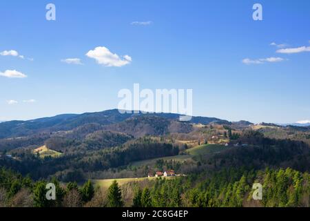 Catena montuosa di Kozjak, vicino a Maribor, Slovenia, Europa - splendido paesaggio naturale della campagna slovena. Paesaggio con foreste, colline, moun Foto Stock