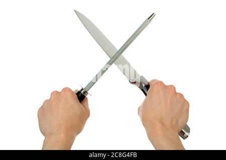 affilare le mani di un coltello isolato su sfondo bianco Foto Stock