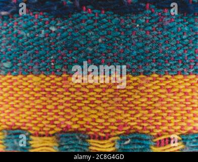 Macro di un tessuto ruvido di colori arancio e blu. CopySpace. Cornice per il testo. Foto Stock