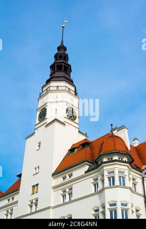 Municipio / Municipio, la piazza superiore, Opava, Slesia, Repubblica Ceca / Czechia - principale punto di riferimento turistico della città, edificio del comune con Foto Stock