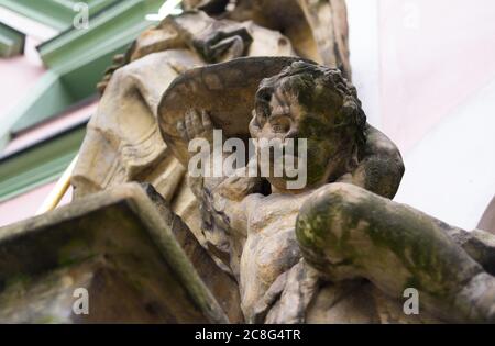 Cherubino / Angelo - statua barocca di san ragazzo. Decorazione figurativa di edificio religioso, chiesa. La scultura è vecchia e invecchiata. Foto Stock