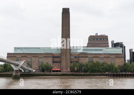 Londra, Regno Unito. 24 luglio 2020. Foto scattata il 24 luglio 2020 mostra una vista del museo d'arte moderna Tate a Londra, Gran Bretagna. I musei d'arte Tate Modern, Tate Britain, Tate Liverpool e Tate St Ives riapriranno al pubblico dal 27 luglio dopo la chiusura a causa della pandemia COVID-19. Credit: Ray Tang/Xinhua/Alamy Live News Foto Stock