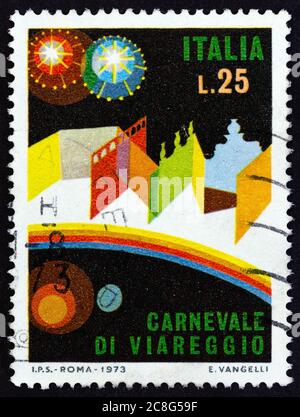 ITALIA - CIRCA 1973: Un francobollo stampato in Italia dal 'Carnevale di Viareggio' mostra l'ambientazione del Carnevale, intorno al 1973. Foto Stock