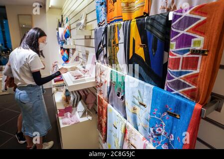 (200724) -- SUZHOU, 24 luglio 2020 (Xinhua) -- la gente sceglie i souvenir al Museo di Suzhou in Suzhou, la provincia di Jiangsu della Cina orientale, 24 luglio 2020. (Xinhua/li Bo) Foto Stock