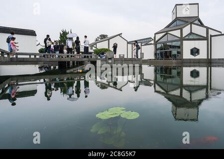 (200724) -- SUZHOU, 24 luglio 2020 (Xinhua) -- la gente visita il Museo di Suzhou a Suzhou, la provincia di Jiangsu della Cina orientale, 24 luglio 2020. (Xinhua/li Bo) Foto Stock