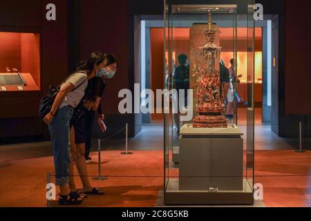 (200724) -- SUZHOU, 24 luglio 2020 (Xinhua) -- la gente visita il Museo di Suzhou a Suzhou, la provincia di Jiangsu della Cina orientale, 24 luglio 2020. (Xinhua/li Bo) Foto Stock