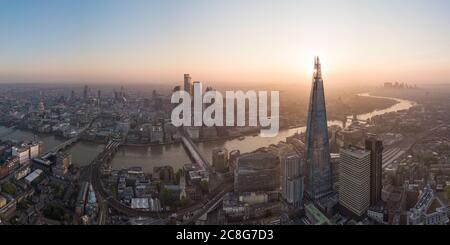 Vista aerea della torre Shard e della città di Londra, e del Tamigi all'alba Foto Stock