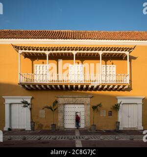 Facciata di un edificio storico nella Città Vecchia, pareti dipinte, balcone e finestre e porte chiuse. Foto Stock