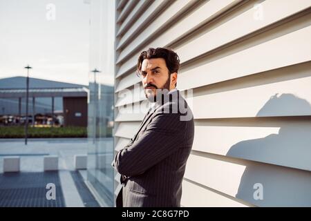 Ritratto di uomo d'affari con bearded che indossa un abito scuro, guardando la macchina fotografica. Foto Stock