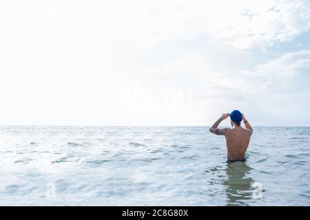 Nuotatore ottenere pronto ad andare in mare Foto Stock