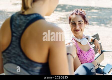Amici prendendo break da esercitare in posizione di parcheggio Foto Stock