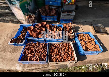 Trichy, Tamil Nadu, India - Febbraio 2020: Vasi e tazze di terracotta in esposizione sul pavimento fuori di un negozio nella città di Tiruchirappalli. Foto Stock
