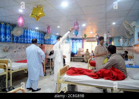 QUETTA, BALOCHISTAN, PAKISTAN. 24-2020 luglio: Membri dell'organizzazione di donne di oggi (DUE Quetta) che decorano il reparto di oncologia infantile nel complesso medico di Bolan Foto Stock