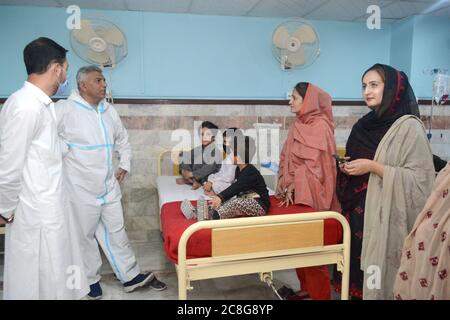 QUETTA, BALOCHISTAN, PAKISTAN. 24-2020 luglio: Responsabile del reparto oncologico del complesso ospedaliero Bolan Medical Quetta Dr. Sahed Mehmood che fornisce informazioni Foto Stock