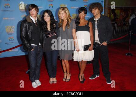 'High School Musical 2' Cast - Zac Efron, Vanessa Hudgens, Ashley Tisdale, Monique Coleman e Corbin Bleu al High School Musical 2: Extended Edition DVD Release Premiere tenuto al Teatro El Capitan di Hollywood, CA. L'evento si è svolto lunedì 19 novembre 2007. Photo by: SBM / PictureLux - file Reference N. 34006-12073SBMPLX Foto Stock