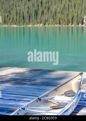Una canoa su un molo al lago Louise, Canada Foto Stock