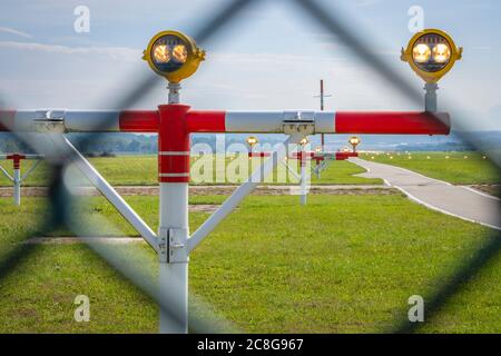 Pista di atterraggio e flare-path all'aeroporto Foto Stock