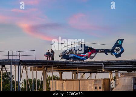 Paramedici che trasportano elicottero medico paziente, Wilmington Delaware USA Foto Stock