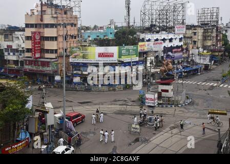 Kolkata, India. 23 luglio 2020. (7/23/2020) una visione deserta di Shayambazar a cinque punti durante la completa chiusura bisettimanale dello stato assunto dal governo del Bengala occidentale per Coronavirus Pandemic. (Foto di Satyajit Shaw/Pacific Press/Sipa USA) Credit: Sipa USA/Alamy Live News Foto Stock