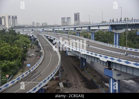 Kolkata, India. 23 luglio 2020. (7/23/2020) una visione deserta del flyover di Maa durante la completa chiusura bisettimanale dello stato assunto dal governo del Bengala Occidentale per Coronavirus Pandemic . (Foto di Satyajit Shaw/Pacific Press/Sipa USA) Credit: Sipa USA/Alamy Live News Foto Stock